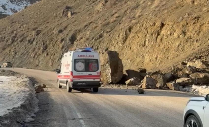 Yüksekova-Van karayolunda faciadan dönüldü: Dev kayalar yola düştü sürücüler felaketin eşiğinden döndü
