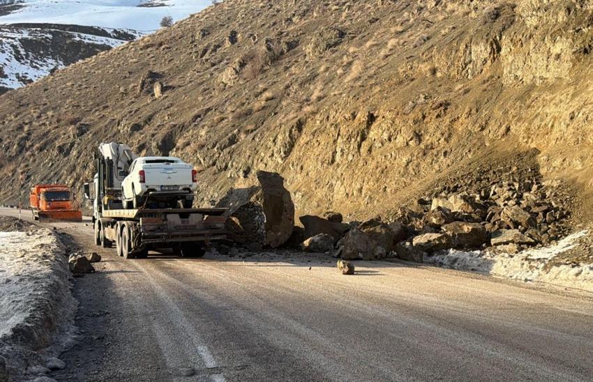 Yüksekova-Van karayolunda faciadan dönüldü: Dev kayalar yola düştü sürücüler felaketin eşiğinden döndü