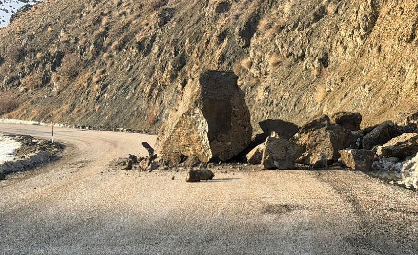 Yüksekova-Van karayolunda faciadan dönüldü: Dev kayalar yola düştü sürücüler felaketin eşiğinden döndü