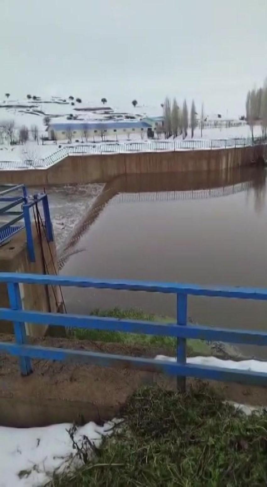 Yıldızeli'de köylüler harekete geçti! Vicdanları tonlarca suyun boşa akmasına izin vermedi, DSİ'nin yapması gerekeni kendileri yaptı