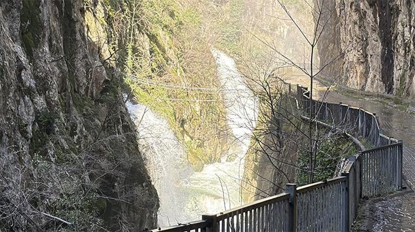 ‘Aşk acısını dindiren şelale'de şaşırtan görüntü! Turistleri büyülüyor