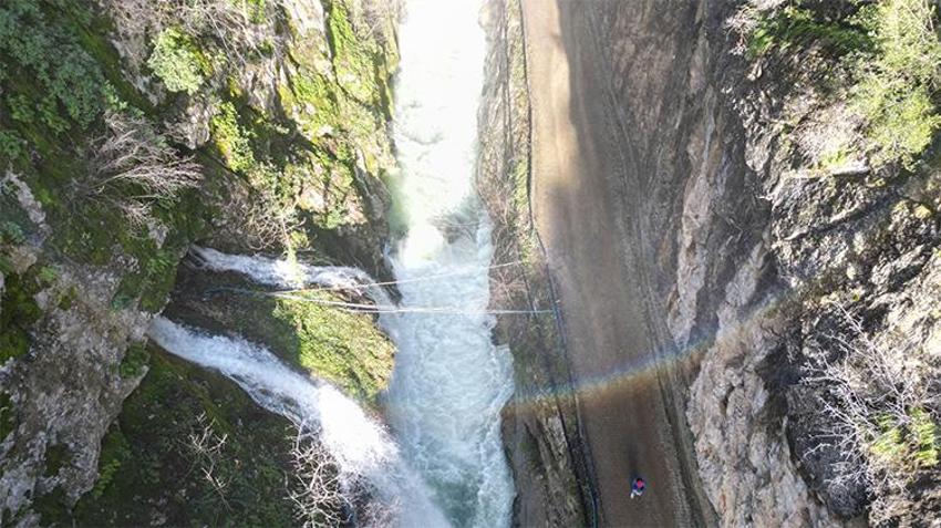 ‘Aşk acısını dindiren şelale'de şaşırtan görüntü! Turistleri büyülüyor