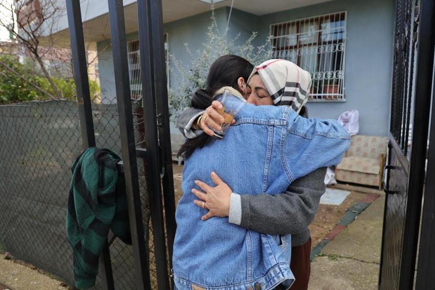 Arkadaşına güvenip IBAN'ını kullandıran Özlem'in hayatı altüst oldu! Gözyaşları içinde cezaevine gitti