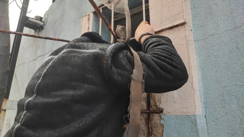 Oraya bir insanın sığması imkansız! Dar pencereden girdi, onlarca telefon arasından sadece 6 tanesini alıp kayıplara karıştı
