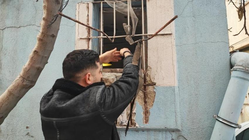 Oraya bir insanın sığması imkansız! Dar pencereden girdi, onlarca telefon arasından sadece 6 tanesini alıp kayıplara karıştı