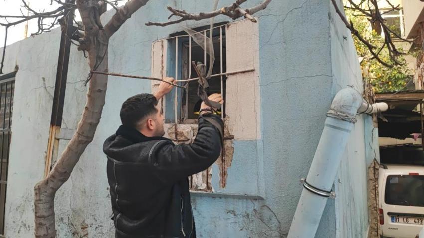 Oraya bir insanın sığması imkansız! Dar pencereden girdi, onlarca telefon arasından sadece 6 tanesini alıp kayıplara karıştı