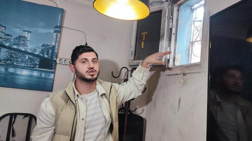 Oraya bir insanın sığması imkansız! Dar pencereden girdi, onlarca telefon arasından sadece 6 tanesini alıp kayıplara karıştı