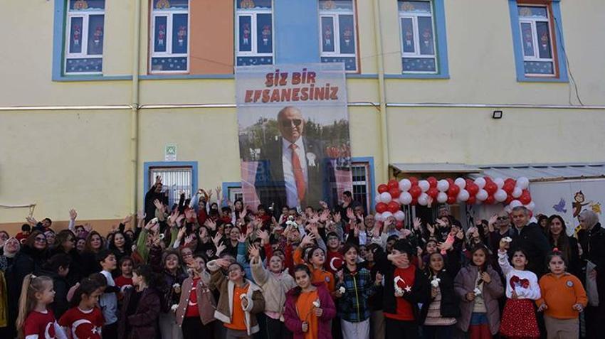 İzmirli okul müdüründen hoş bir seda bırakan emeklilik: Öğrencileri karanfillerle uğurladı! 'Keşke hiç gitmeseydi'