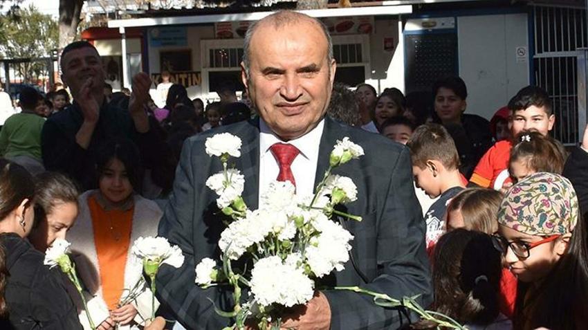 İzmirli okul müdüründen hoş bir seda bırakan emeklilik: Öğrencileri karanfillerle uğurladı! 'Keşke hiç gitmeseydi'