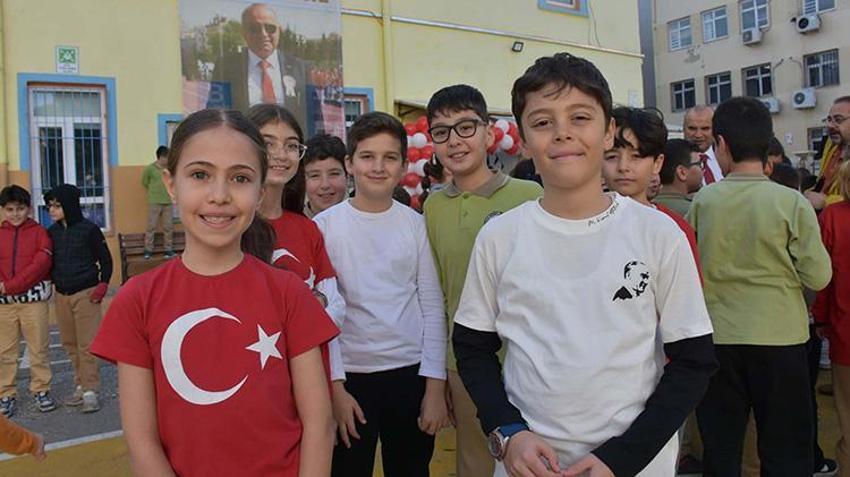 İzmirli okul müdüründen hoş bir seda bırakan emeklilik: Öğrencileri karanfillerle uğurladı! 'Keşke hiç gitmeseydi'