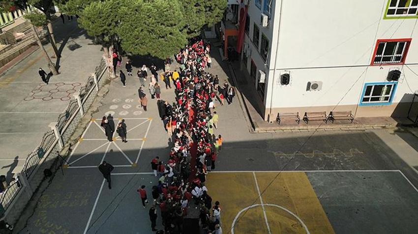 İzmirli okul müdüründen hoş bir seda bırakan emeklilik: Öğrencileri karanfillerle uğurladı! 'Keşke hiç gitmeseydi'