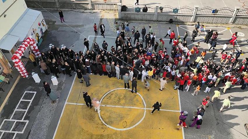 İzmirli okul müdüründen hoş bir seda bırakan emeklilik: Öğrencileri karanfillerle uğurladı! 'Keşke hiç gitmeseydi'