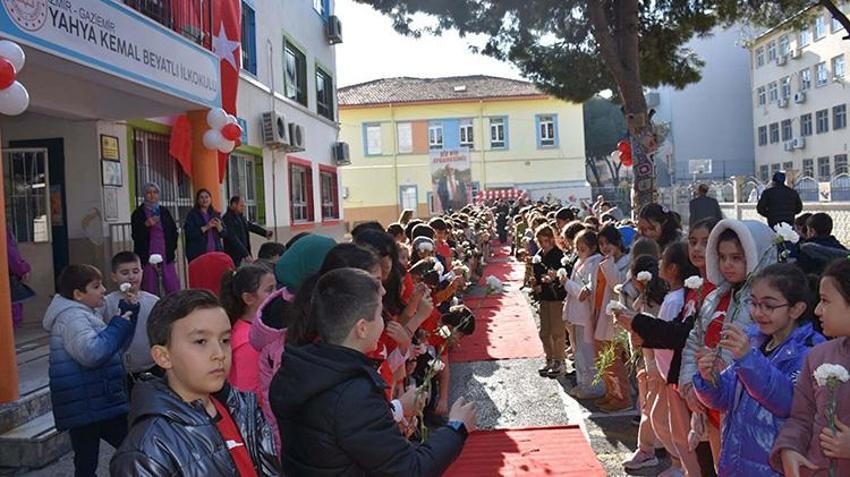 İzmirli okul müdüründen hoş bir seda bırakan emeklilik: Öğrencileri karanfillerle uğurladı! 'Keşke hiç gitmeseydi'