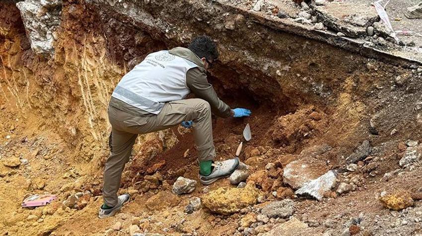 Antalya'da altyapı çalışması yapılan caddeden kemikler fışkırdı! 'İnsan kemiğine benziyor'