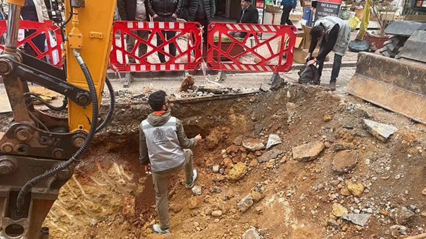 Antalya'da altyapı çalışması yapılan caddeden kemikler fışkırdı! 'İnsan kemiğine benziyor'