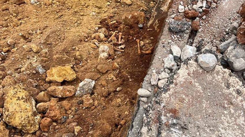 Antalya'da altyapı çalışması yapılan caddeden kemikler fışkırdı! 'İnsan kemiğine benziyor'