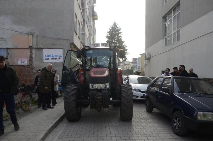 Arazisi zarar gördü, belediye zararını karşılamayınca traktörüyle protesto etti!