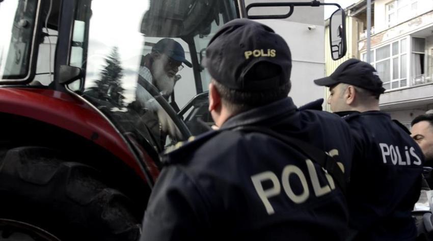 Arazisi zarar gördü, belediye zararını karşılamayınca traktörüyle protesto etti!