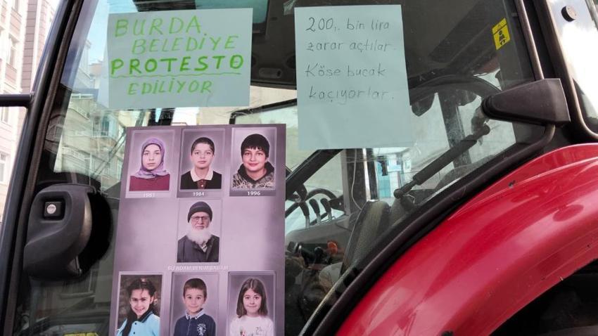 Arazisi zarar gördü, belediye zararını karşılamayınca traktörüyle protesto etti!