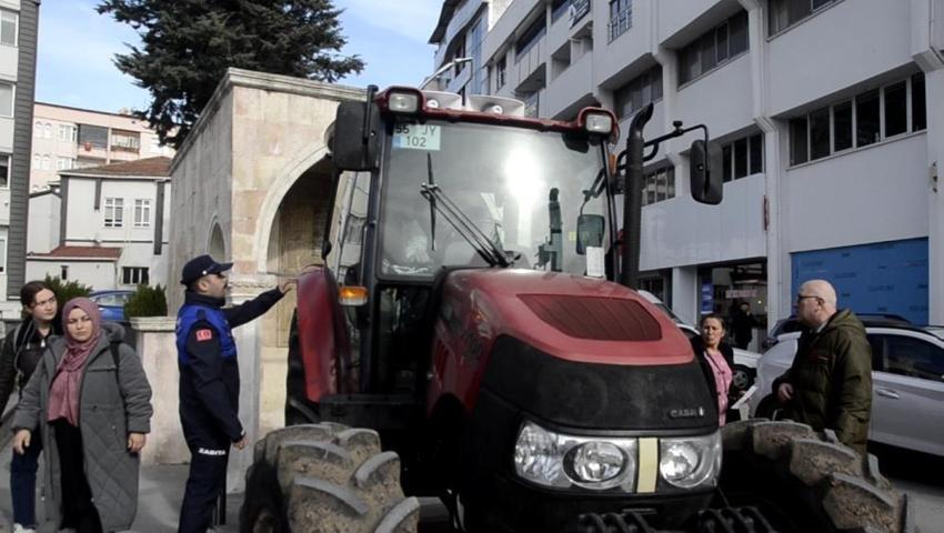 Arazisi zarar gördü, belediye zararını karşılamayınca traktörüyle protesto etti!
