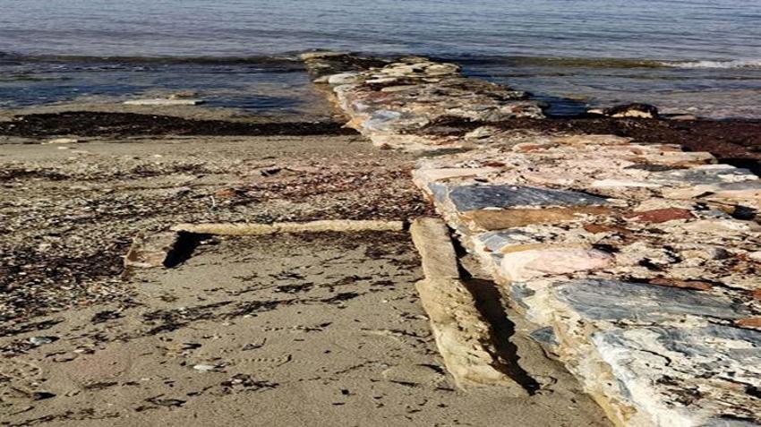 Kuşadası'nda deniz çekildi, ortaya çıkanlar herkesi şaşkına çevirdi