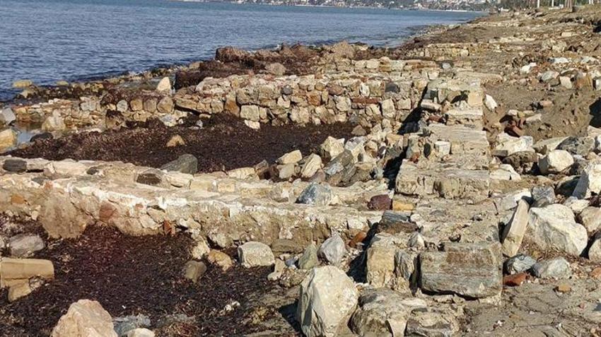 Kuşadası'nda deniz çekildi, ortaya çıkanlar herkesi şaşkına çevirdi