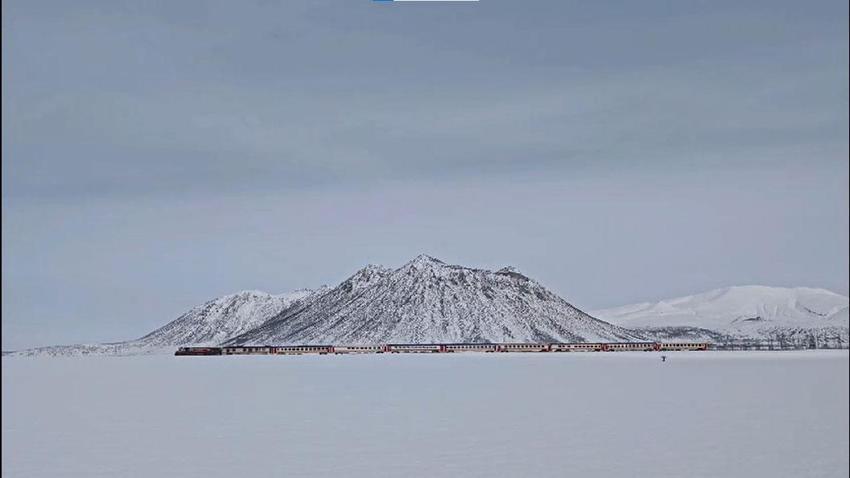 Kirkor Dağı eteklerinde Van Gölü Ekspresi’nin manzarası hayran bıraktı