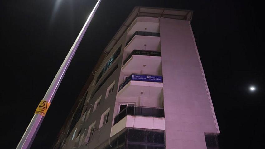 Hatay'da korkunç olay! Eşiyle tartışıp camdan atladığı iddia edilen 5 çocuk babası hayatını kaybetti