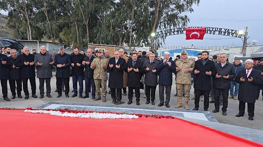 Hatay'da 6 şubat depreminin 3’üncü yıl dönümü! Sabahın erken saatlerinde mezarlara akın ettiler