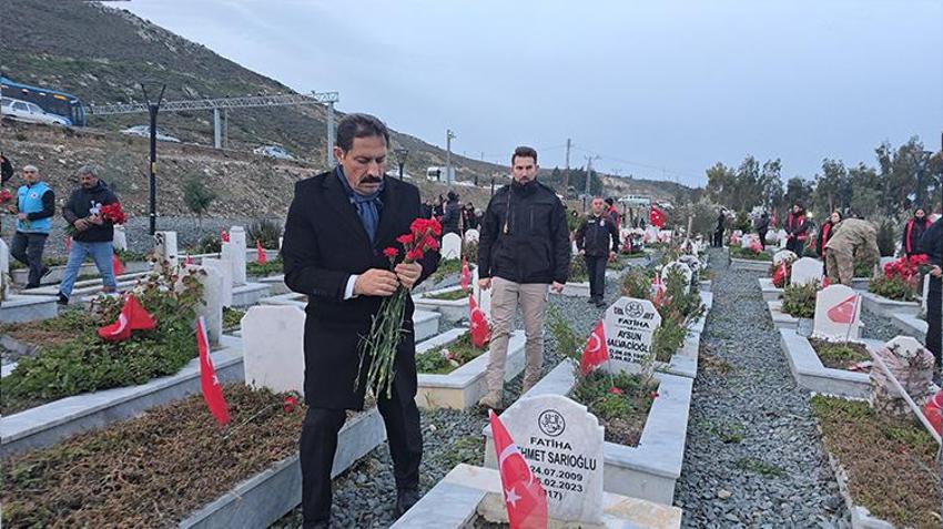 Hatay'da 6 şubat depreminin 3’üncü yıl dönümü! Sabahın erken saatlerinde mezarlara akın ettiler