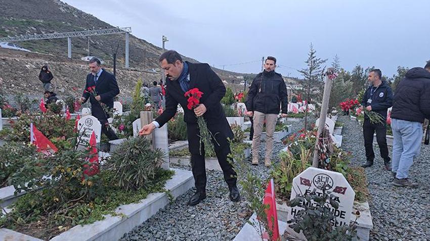 Hatay'da 6 şubat depreminin 3’üncü yıl dönümü! Sabahın erken saatlerinde mezarlara akın ettiler