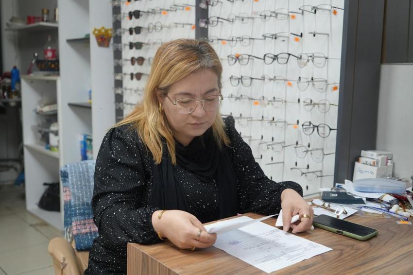 Depremde eşini kaybetti, onun mesleğiyle hayata tutundu! Üniversiteyi bitirip dükkanın başına geçti