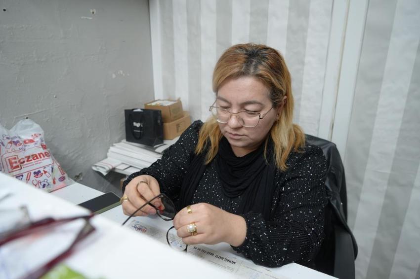 Depremde eşini kaybetti, onun mesleğiyle hayata tutundu! Üniversiteyi bitirip dükkanın başına geçti