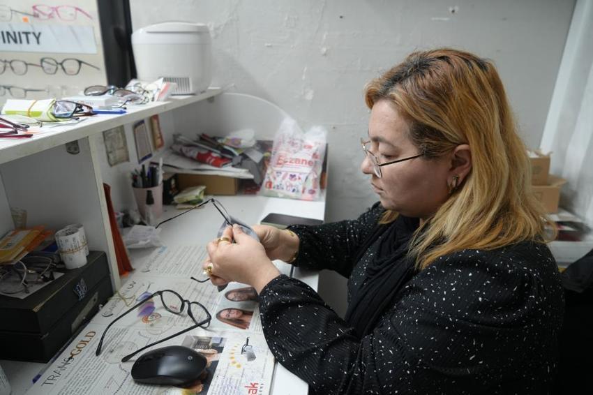 Depremde eşini kaybetti, onun mesleğiyle hayata tutundu! Üniversiteyi bitirip dükkanın başına geçti