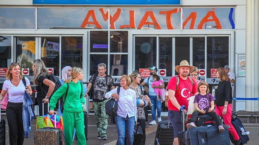 Antalya’da ocak ayı patlaması! Tüm zamanların rekoru kırıldı: 234 bin turist şehre akın etti