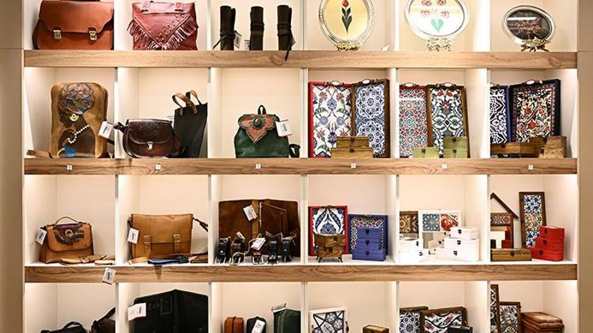 Depremde atölyesi yıkıldı: 30 yıl esnaflıktan sonra her şeye sıfırdan başladı: Usta öğretici şimdi 'iyilik' için dikiyor