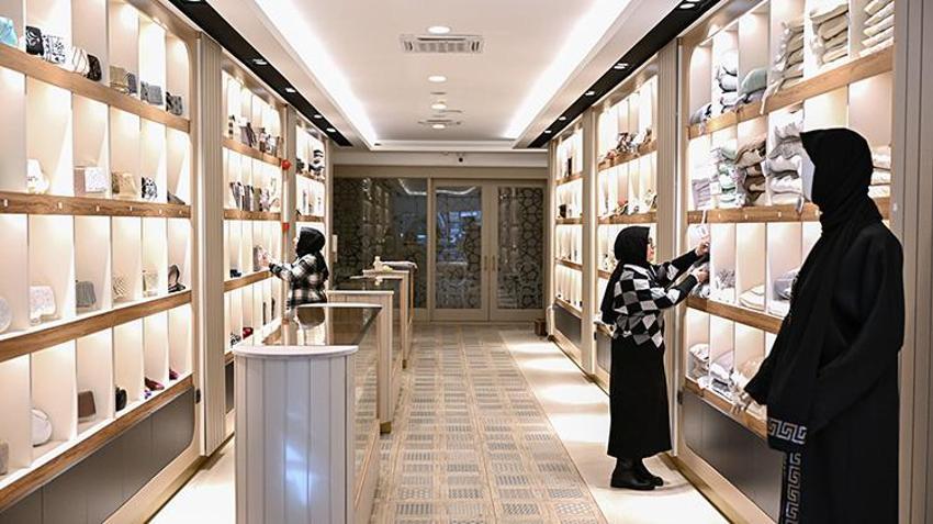 Depremde atölyesi yıkıldı: 30 yıl esnaflıktan sonra her şeye sıfırdan başladı: Usta öğretici şimdi 'iyilik' için dikiyor