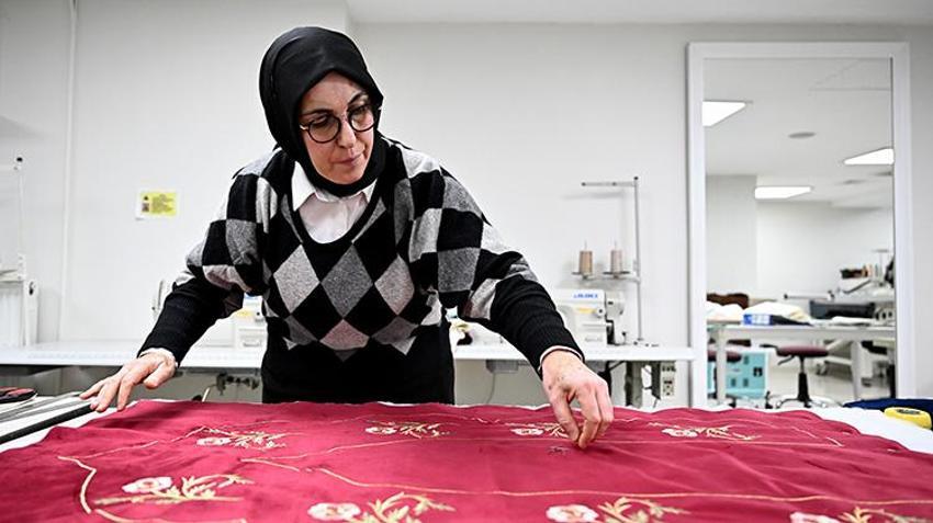 Depremde atölyesi yıkıldı: 30 yıl esnaflıktan sonra her şeye sıfırdan başladı: Usta öğretici şimdi 'iyilik' için dikiyor