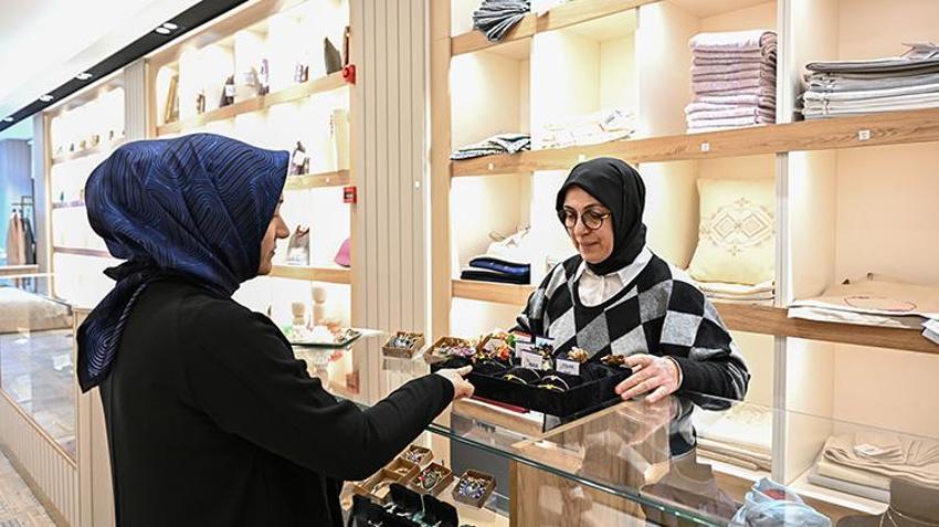 Depremde atölyesi yıkıldı: 30 yıl esnaflıktan sonra her şeye sıfırdan başladı: Usta öğretici şimdi 'iyilik' için dikiyor