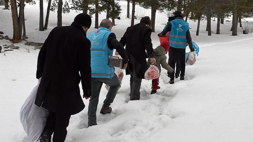 Sarıkamışlı imamlar karda yaban hayatı için seferber oldu! Cübbelerini çıkarıp, bozayı ve kurtlar için dağlara çuvalla yem taşıdılar