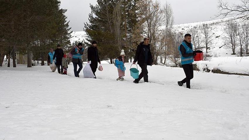 Sarıkamışlı imamlar karda yaban hayatı için seferber oldu! Cübbelerini çıkarıp, bozayı ve kurtlar için dağlara çuvalla yem taşıdılar