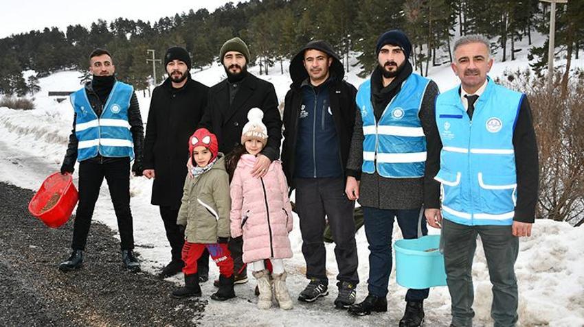 Sarıkamışlı imamlar karda yaban hayatı için seferber oldu! Cübbelerini çıkarıp, bozayı ve kurtlar için dağlara çuvalla yem taşıdılar