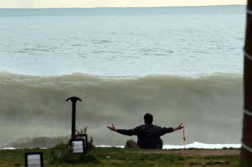 Dev dalgalar 4 metreyi buldu! Kimi fotoğraf çekti, kimi altın aradı