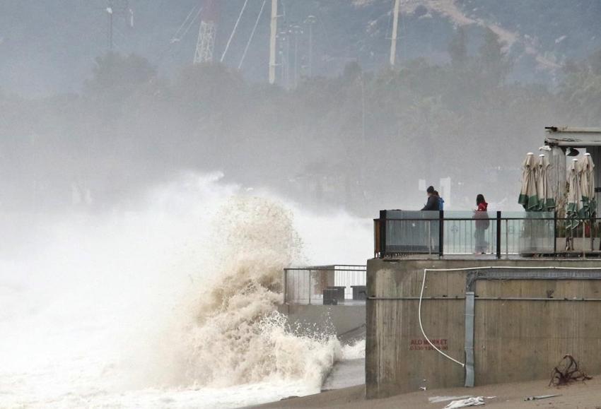 Dev dalgalar 4 metreyi buldu! Kimi fotoğraf çekti, kimi altın aradı