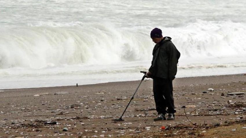 Dev dalgalar 4 metreyi buldu! Kimi fotoğraf çekti, kimi altın aradı