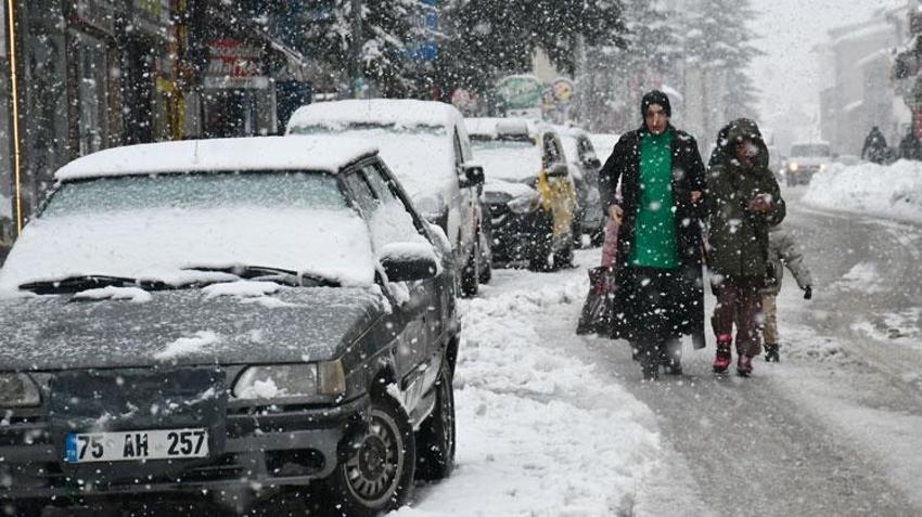 Lapa lapa kar yağışı ve sağanaklar kuvvetli geliyor! Meteoroloji İstanbul dahil birçok il için uyardı