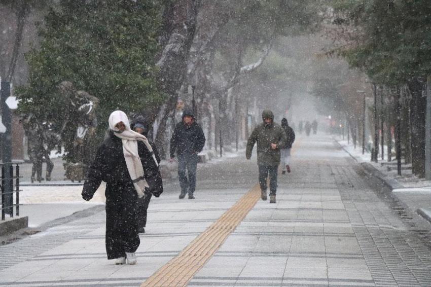Lapa lapa kar yağışı ve sağanaklar kuvvetli geliyor! Meteoroloji İstanbul dahil birçok il için uyardı