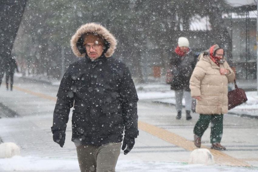 Lapa lapa kar yağışı ve sağanaklar kuvvetli geliyor! Meteoroloji İstanbul dahil birçok il için uyardı