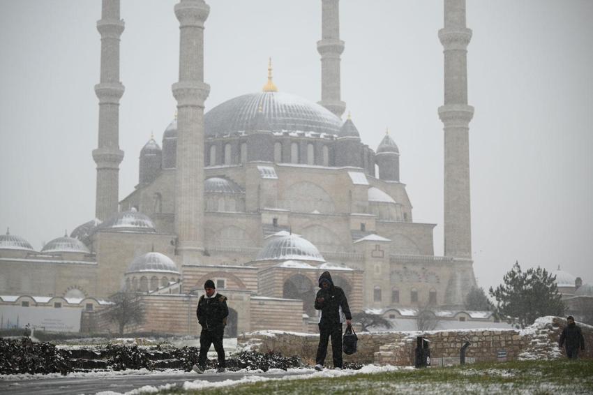 Lapa lapa kar yağışı ve sağanaklar kuvvetli geliyor! Meteoroloji İstanbul dahil birçok il için uyardı