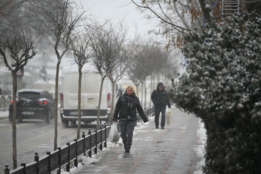 Lapa lapa kar yağışı ve sağanaklar kuvvetli geliyor! Meteoroloji İstanbul dahil birçok il için uyardı